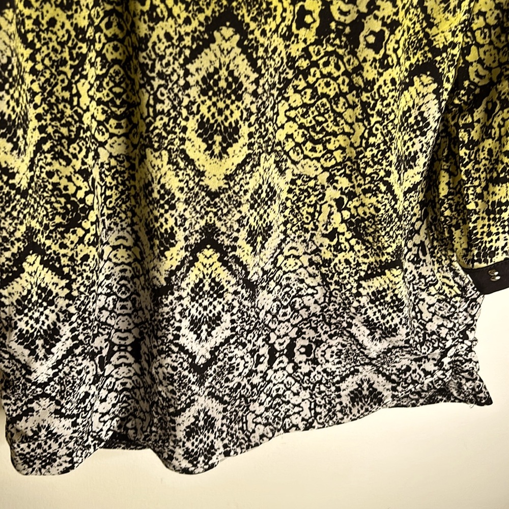 JM Collection long sleeves top size 3x Dolman studs reptile white yellow black - Picture 6 of 8